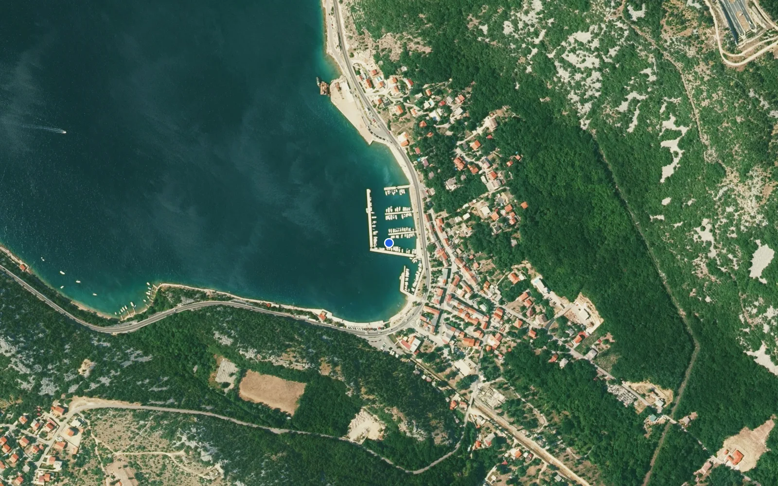 Satellite and nautical chart view of Bakarac harbour