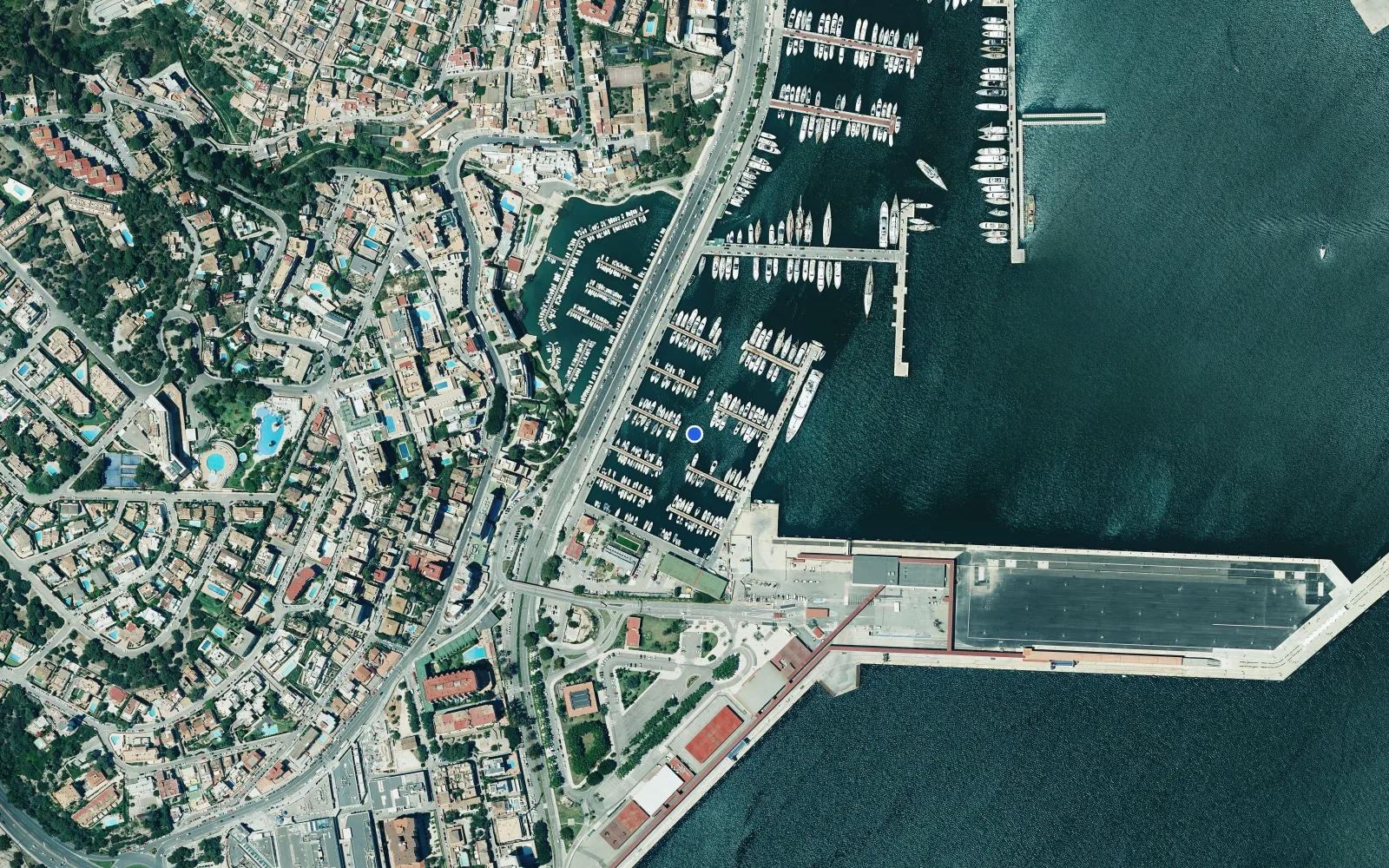 Satellite and nautical chart view of Club de Mar
