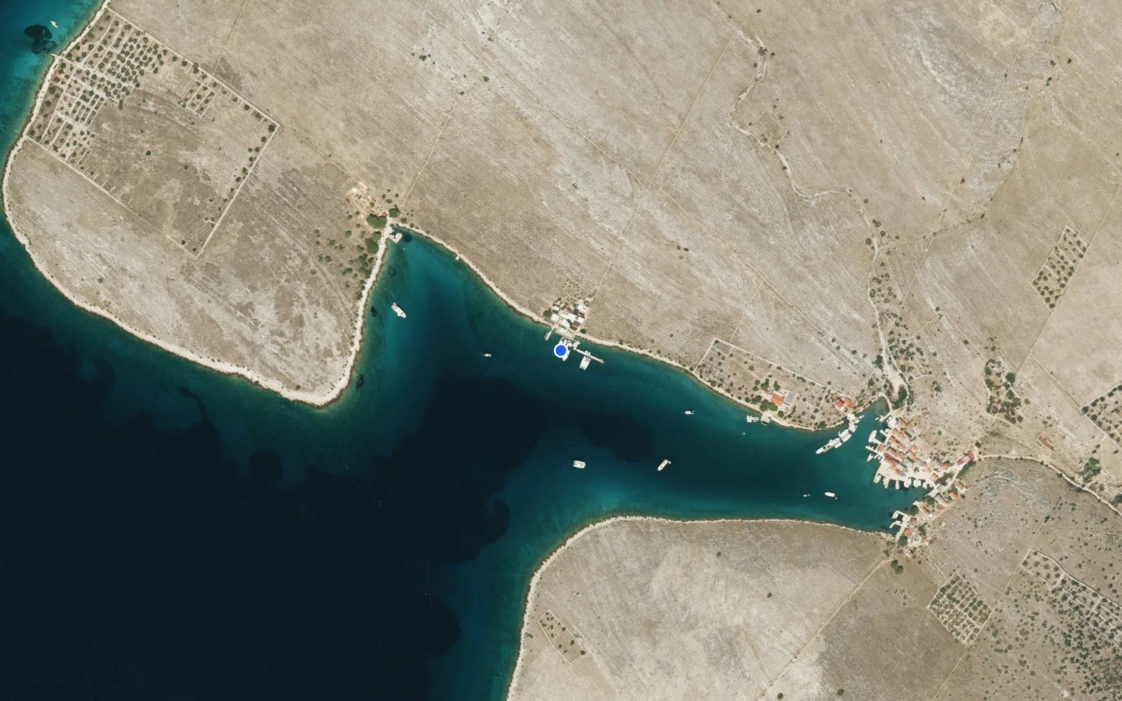 Satellite and nautical chart view of Core Lounge