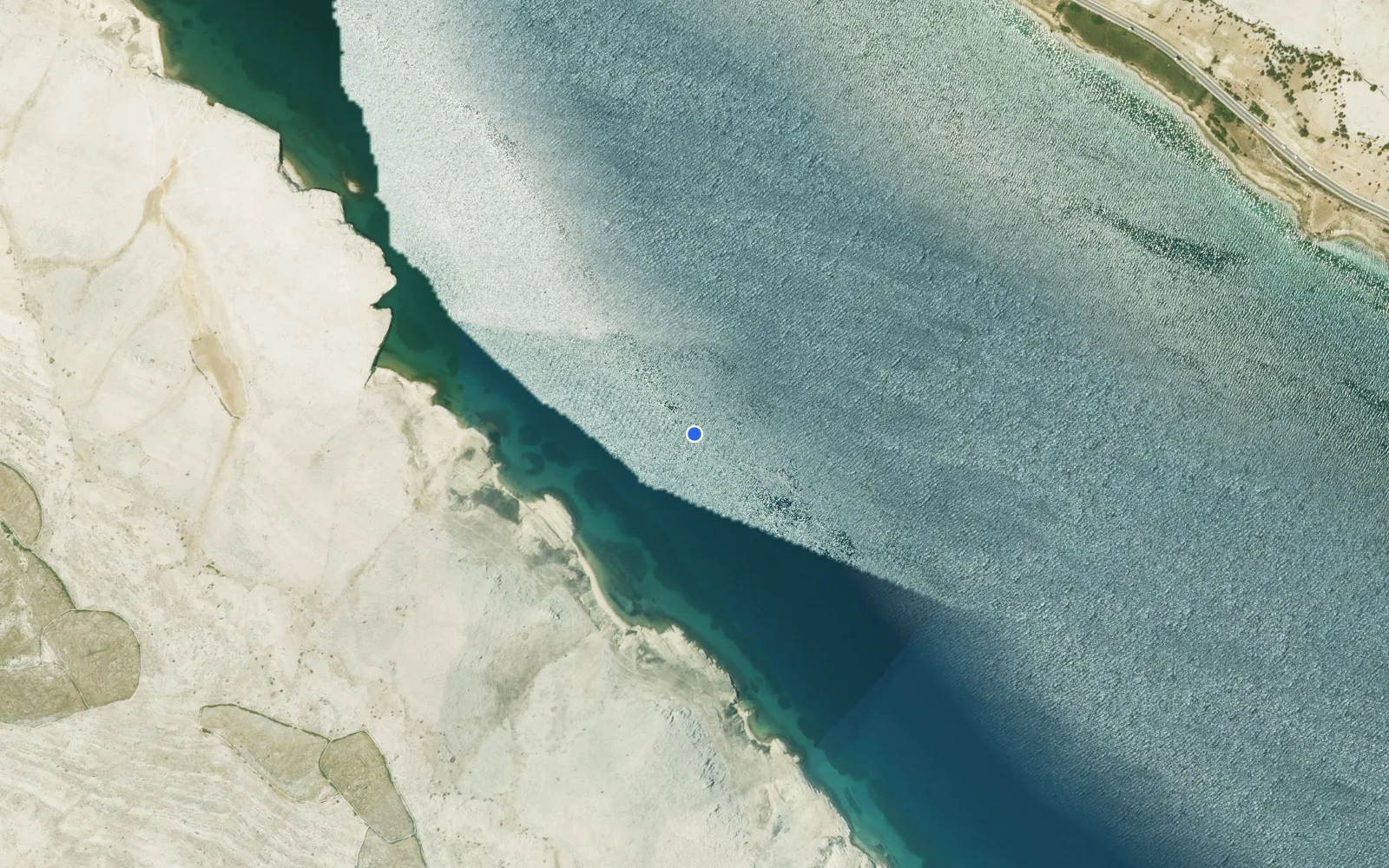 Satellite and nautical chart view of Dinjiska bay