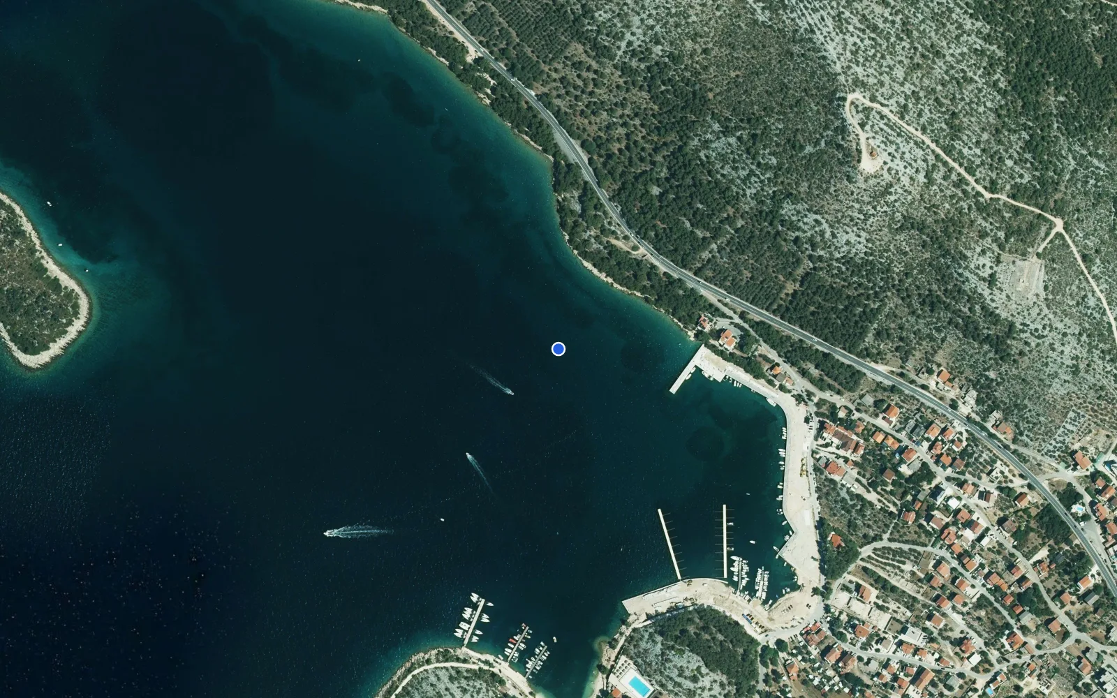 Satellite and nautical chart view of Drage