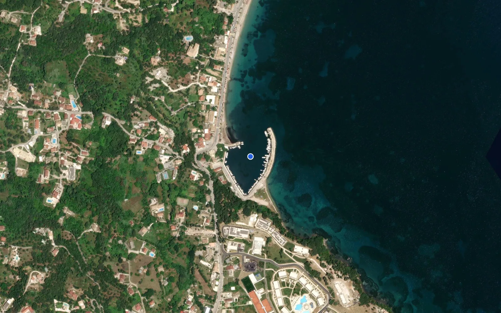 Satellite and nautical chart view of Ipsos