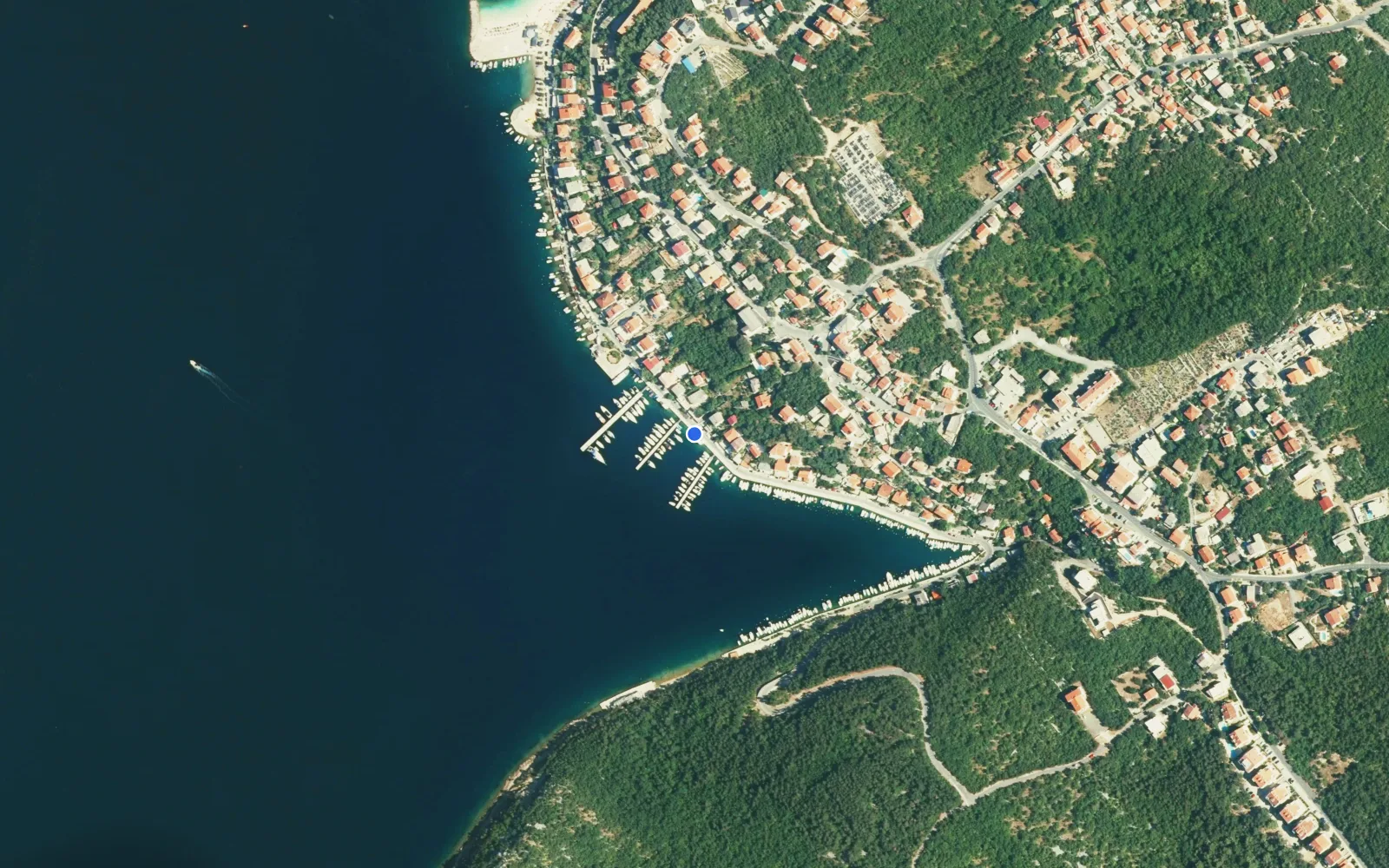 Satellite and nautical chart view of Jadranovo