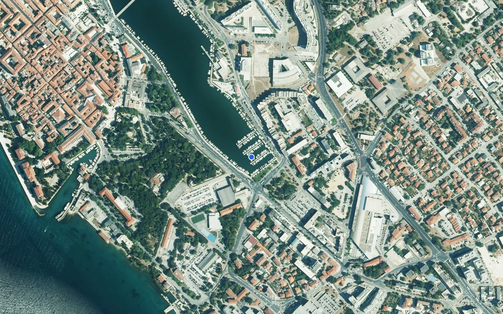 Satellite and nautical chart view of Jazine