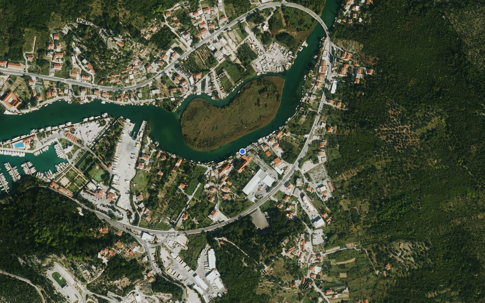 Satellite and nautical chart view of Komolac