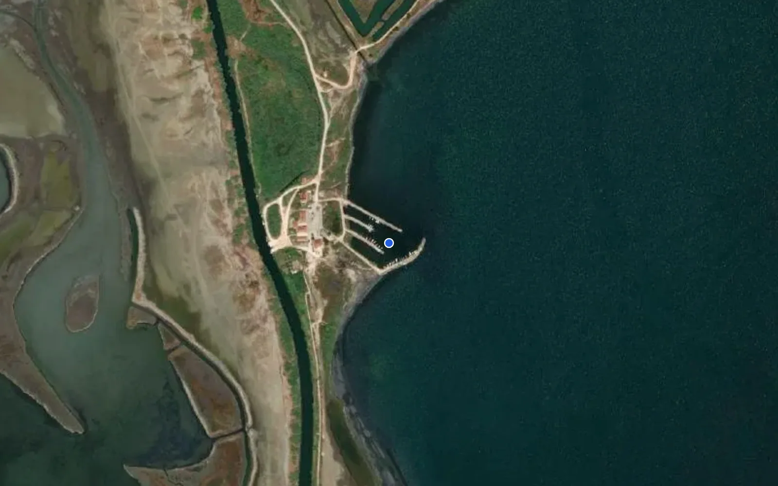 Satellite and nautical chart view of Kopraina marina