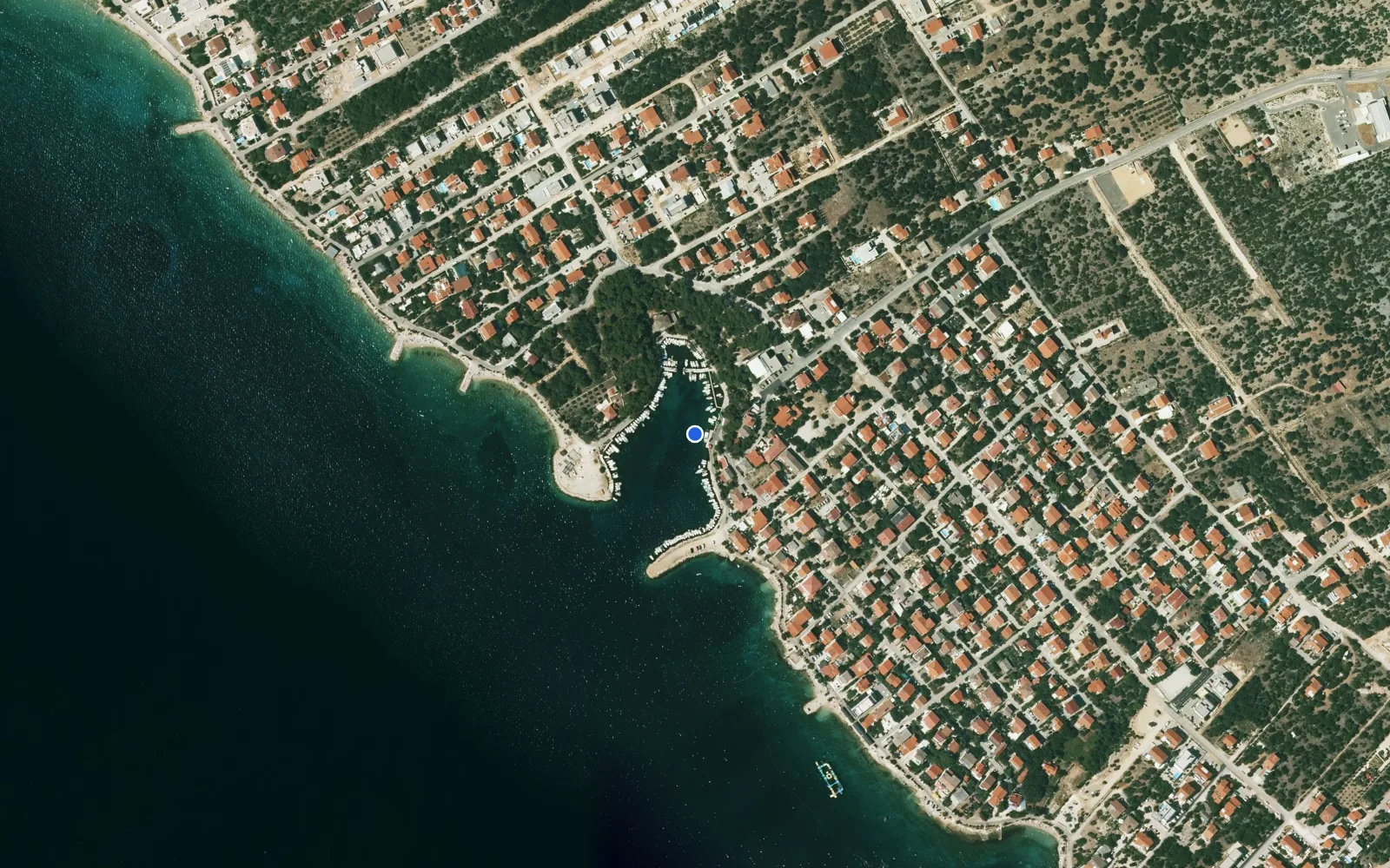Satellite and nautical chart view of Luka Mandre