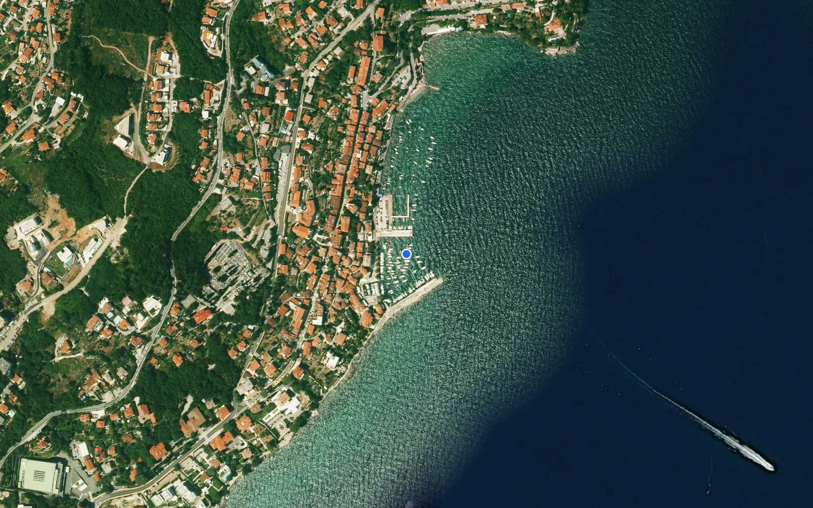 Satellite and nautical chart view of Luka Volosko