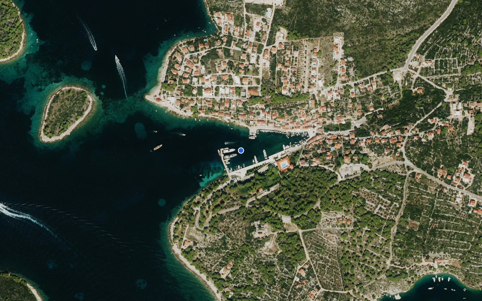 Satellite and nautical chart view of Maslinica