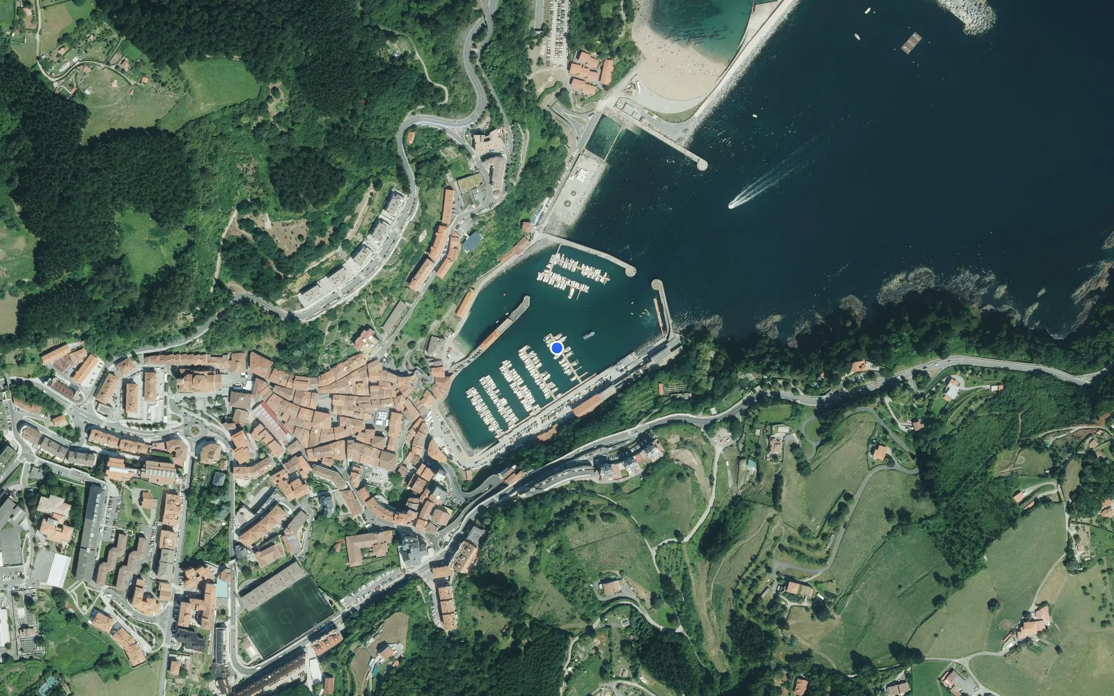 Satellite and nautical chart view of Mutrikuko portua