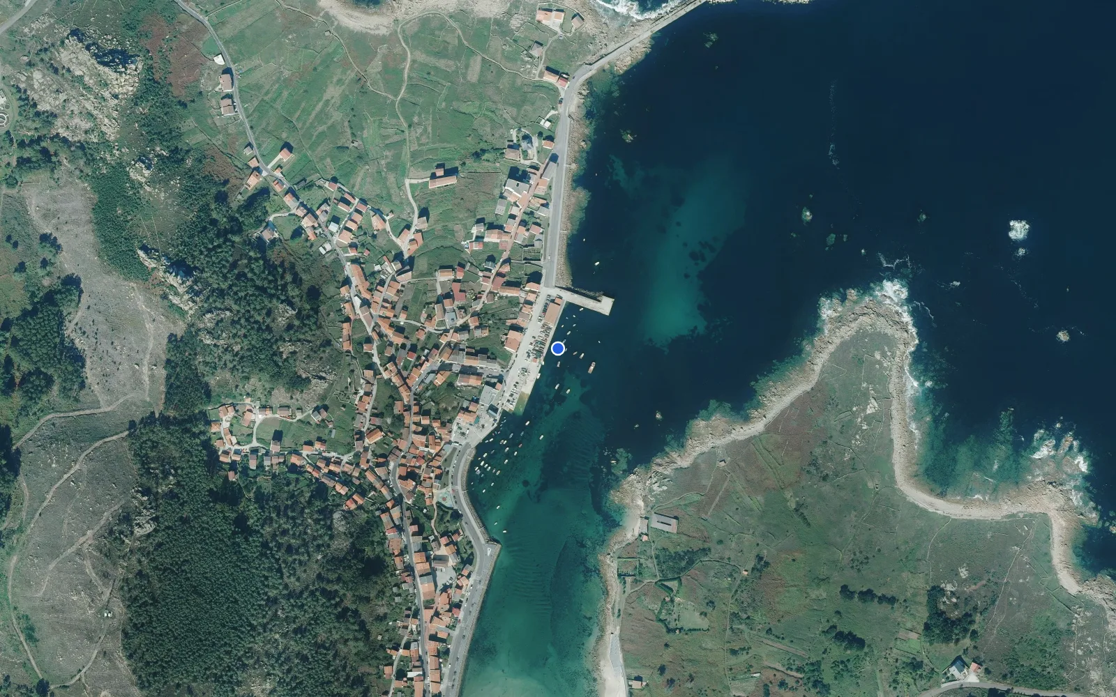 Satellite and nautical chart view of Porto de Camelle
