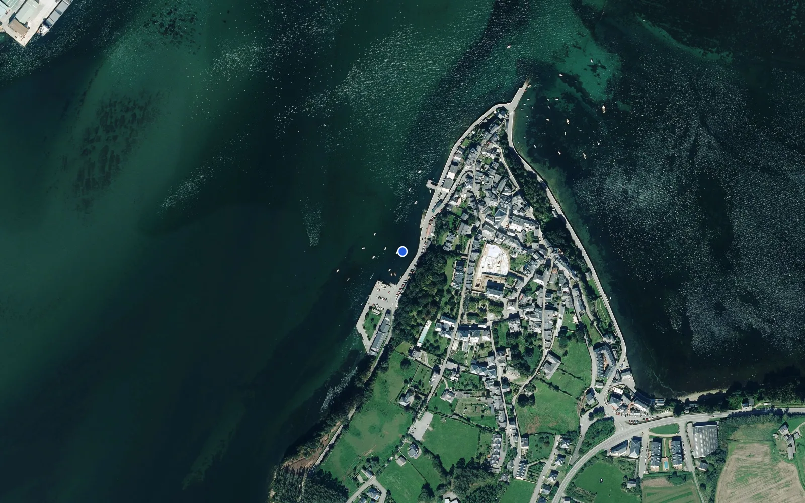 Satellite and nautical chart view of Porto de Castropol