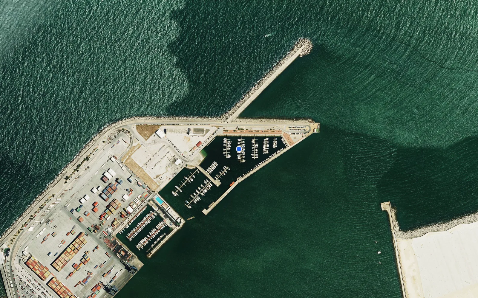 Satellite and nautical chart view of Puerto America