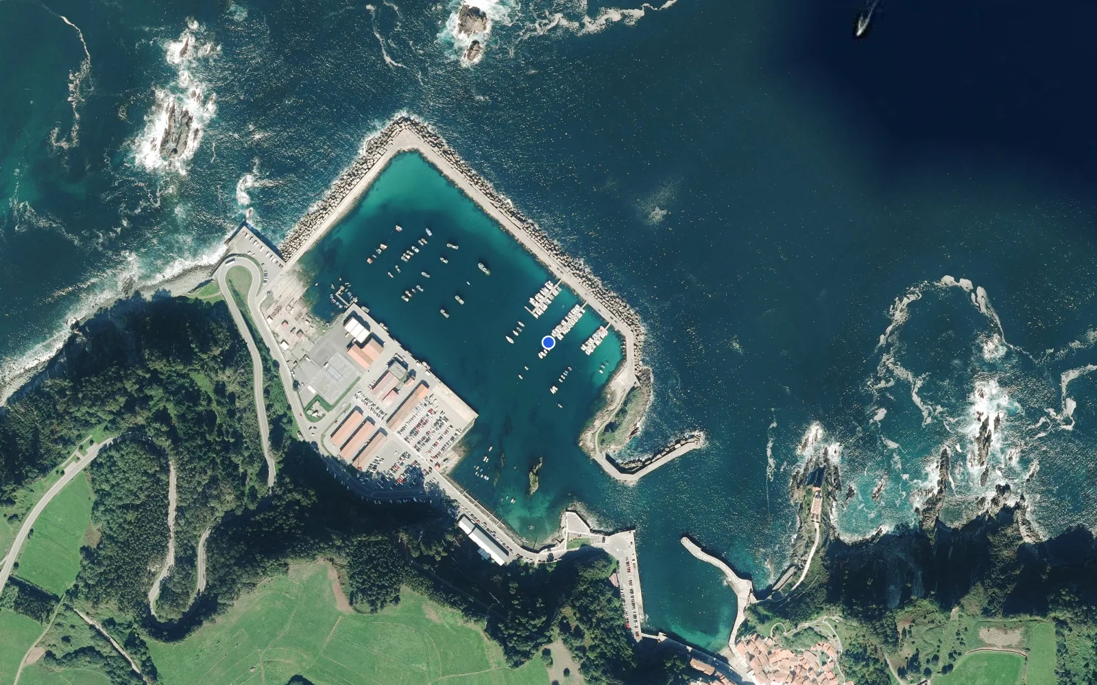 Satellite and nautical chart view of Puerto deportivo de Cudillero / Cuideiru