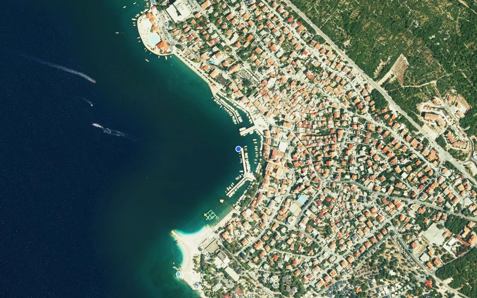 Satellite and nautical chart view of Selce harbour